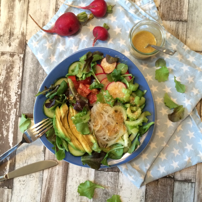 Salad-Bowl mit Glasnudeln und Erdnuss-Ingwer-Dressing